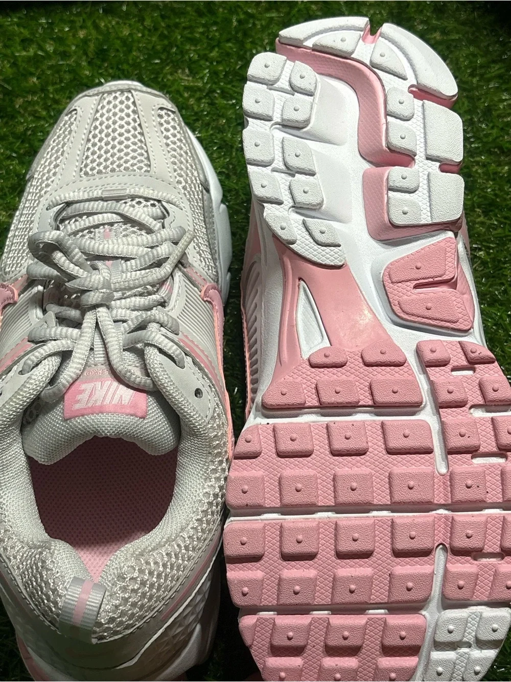 Nike Vermero 5s Women’s White and Light Pink Athletic Running Shoes